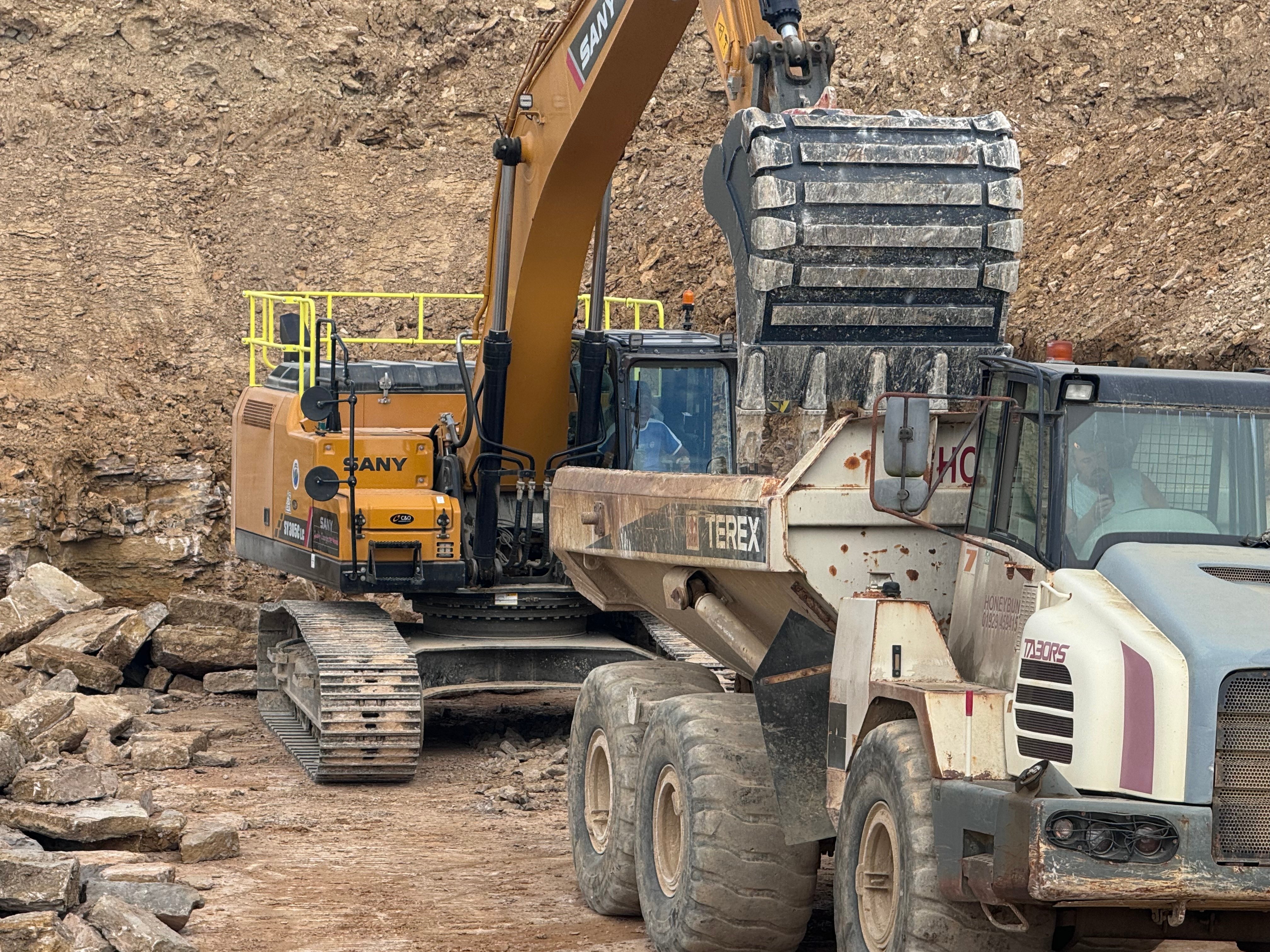 Sany SY305 Rock bucket loading