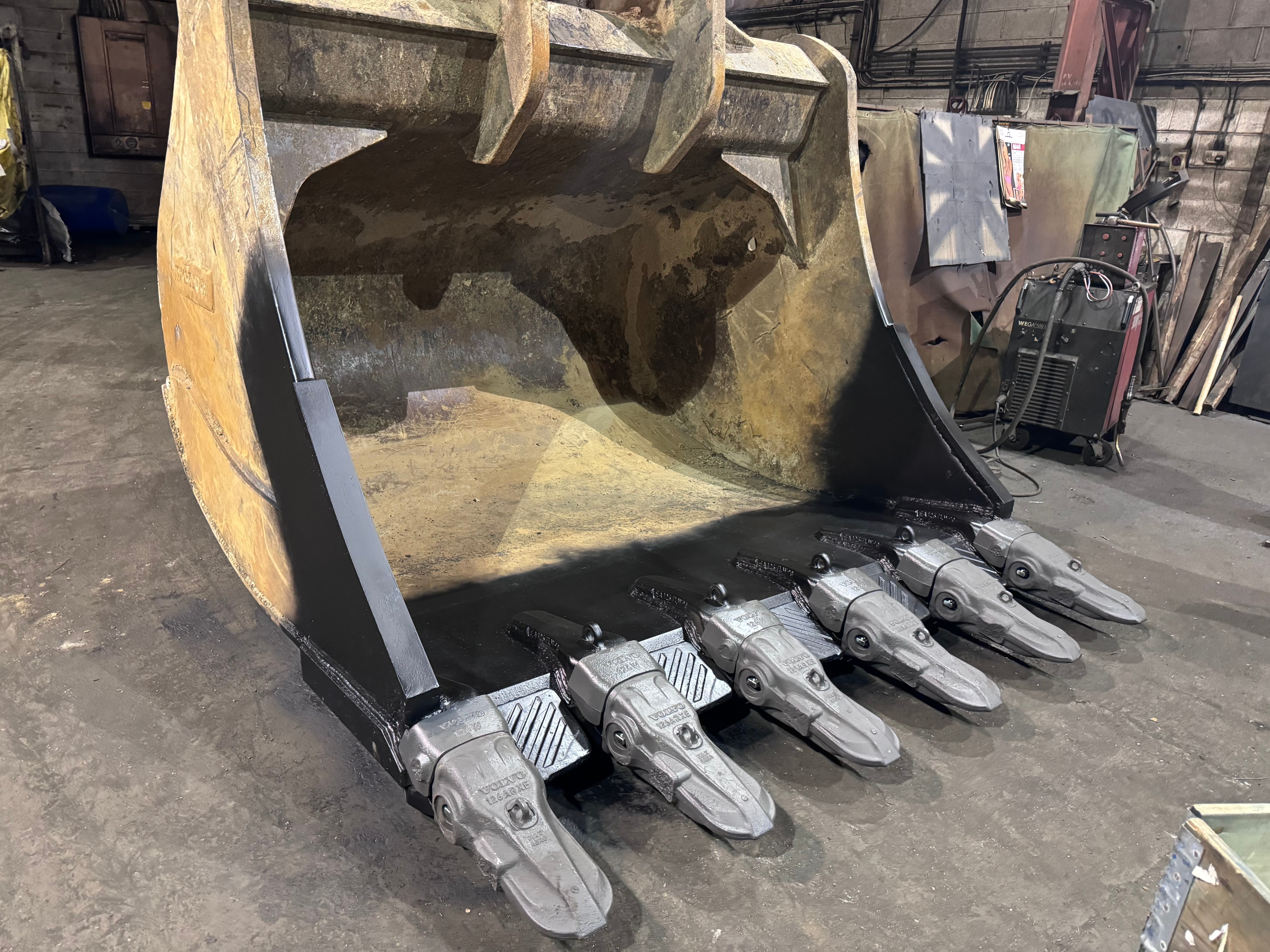 Volvo EC950 bucket repaired new cutting edge and teeth